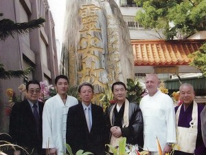 台中慰霊記念碑前にて（2005年）